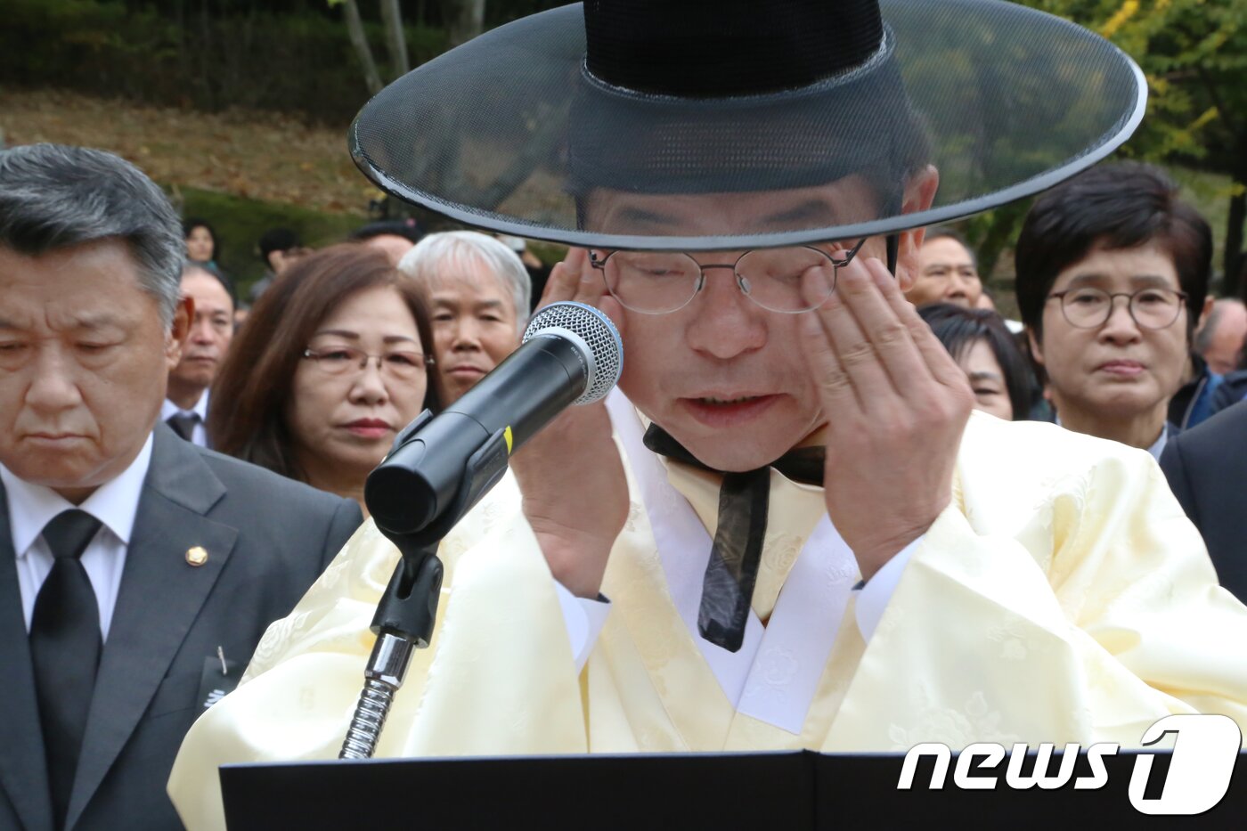 본문 이미지 - 26일 경북 구미시 상모동 박정희 전 대통령 생가에서 열린 '박정희 대통령 제39기 추도식'에서 이철우 경북지사가 추도사를 읽다가 감정이 북받쳐 눈물을 흘리고 있다. 이 지사는 "전직 대통령을 모시는데 함께 화합하는 모습을 보여줬으면 좋겠다＂ 며 ＂경북도는 우리도 한번 잘살아 보자고, 근면하고 자조하고 협동하자고 외치셨던 새마을운동을 세계 빈곤국가를 대상으로 계속 추진해 나가겠다＂고 말했다.2018.10.26/뉴스1 ⓒ News1 정우용 기자 ⓒ News1 정우용 기자