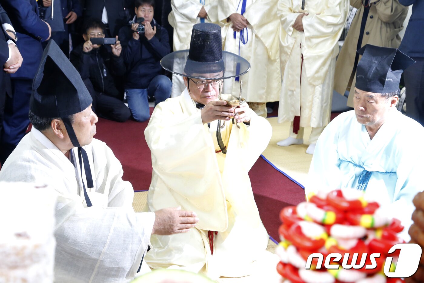 본문 이미지 - 26일 경북 구미시 상모동 박정희 전 대통령 생가에서 열린 '박정희 대통령 제39기 추도식'에서 이철우 경북지사가 초헌관으로 추모제례를 올리고 있다. 이 지사는 "전직 대통령을 모시는데 함께 화합하는 모습을 보여줬으면 좋겠다＂ 며 ＂경북도는 우리도 한번 잘살아 보자고, 근면하고 자조하고 협동하자고 외치셨던 새마을운동을 세계 빈곤국가를 대상으로 계속 추진해 나가겠다＂고 말했다.2018.10.26/뉴스1 ⓒ News1 정우용 기자 ⓒ News1 정우용 기자