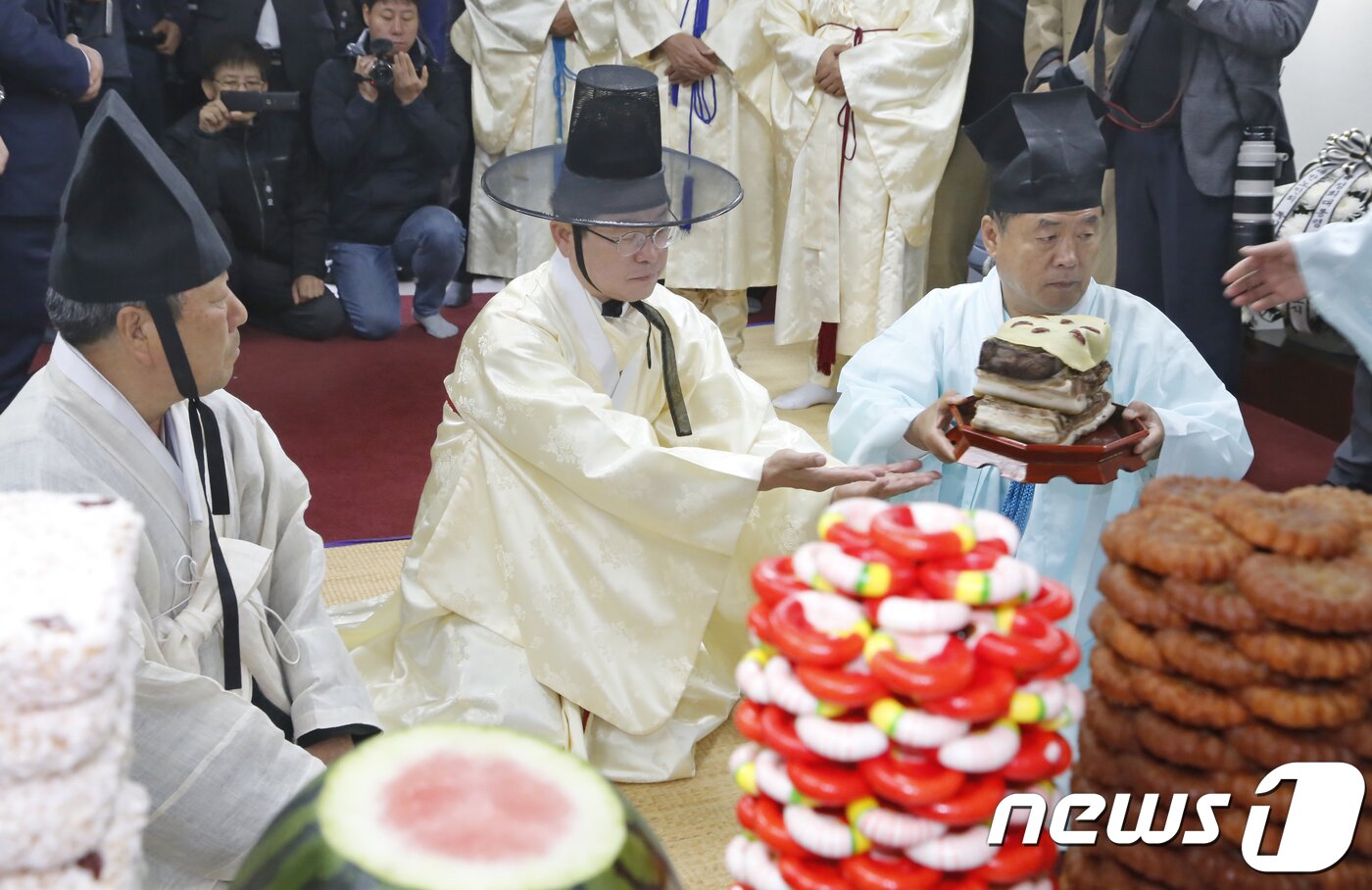 본문 이미지 - 26일 경북 구미시 상모동 박정희 전 대통령 생가에서 열린 '박정희 대통령 제39기 추도식'에서 이철우 경북지사가 초헌관으로 추모제례를 올리고 있다. 이 지사는 "전직 대통령을 모시는데 함께 화합하는 모습을 보여줬으면 좋겠다＂ 며 ＂경북도는 우리도 한번 잘살아 보자고, 근면하고 자조하고 협동하자고 외치셨던 새마을운동을 세계 빈곤국가를 대상으로 계속 추진해 나가겠다＂고 말했다.2018.10.26/뉴스1 ⓒ News1 정우용 기자 ⓒ News1 정우용 기자