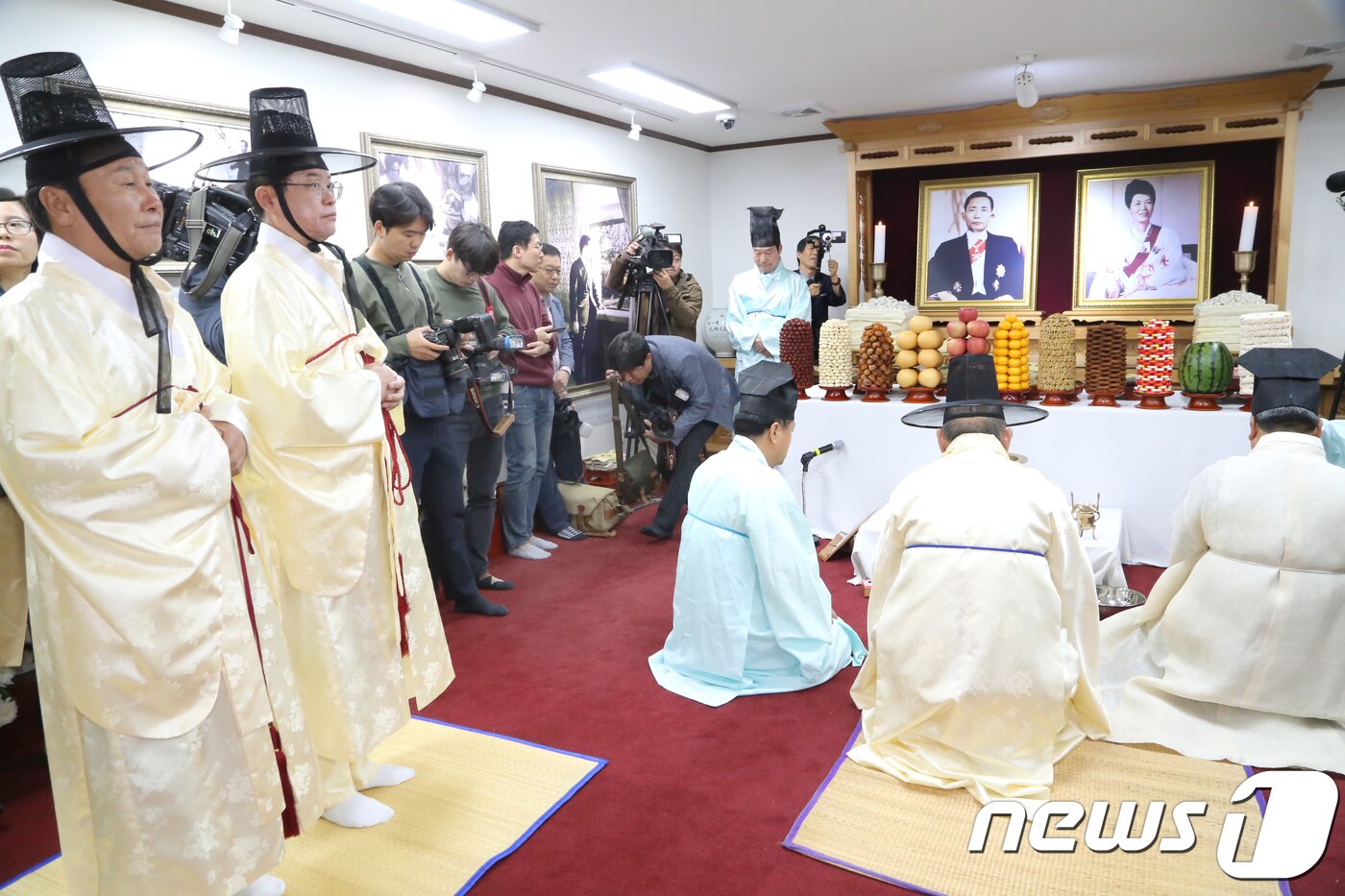 본문 이미지 - 26일 경북 구미시 상모동 박정희 전 대통령 생가에서 열린 '박정희 대통령 제39기 추도식'에서 이철우 경북지사가 초헌관으로 김태근 구미시의장이 아헌관으로 전병억 생가보존회장이 종헌관으로 나서 추모제례를 올리고 있다.이날 진보 정당인 더불어민주당 출신 장세용 구미시장은 행사에 불참해 지금까지 구미시장이 하던 초헌관을 이철우 경북지사가 맡았다..2018.10.26/뉴스1 ⓒ News1 정우용 기자 ⓒ News1 정우용 기자