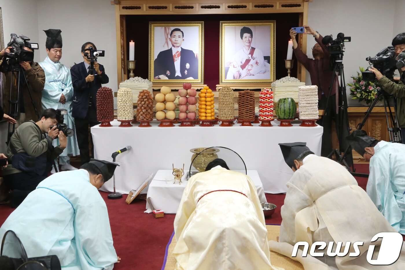 본문 이미지 - 26일 경북 구미시 상모동 박정희 전 대통령 생가에서 열린 '박정희 대통령 제39기 추도식'에서 이철우 경북지사가 초헌관으로 김태근 구미시의장이 아헌관으로 전병억 생가보존회장이 종헌관으로 나서 추모제례를 올리고 있다.이날 진보 정당인 더불어민주당 출신 장세용 구미시장은 행사에 불참해 지금까지 구미시장이 하던 초헌관을 이철우 경북지사가 맡았다..2018.10.26/뉴스1 ⓒ News1 정우용 기자 ⓒ News1 정우용 기자