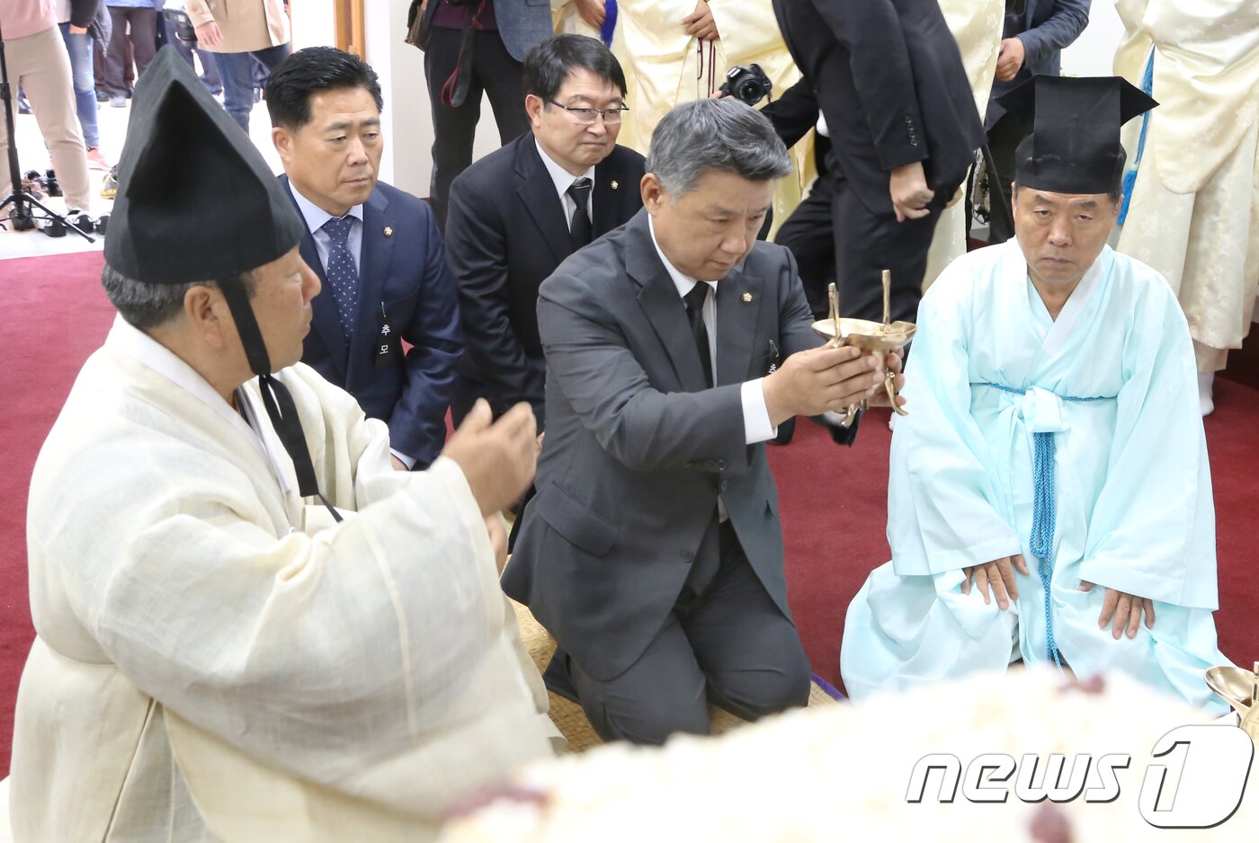 본문 이미지 - 26일 경북 구미시 상모동 박정희 전 대통령 생가에서 열린 '박정희 대통령 제39기 추도식'에서 자유한국당 장석춘 의원이 헌작을 하고 있다.이날 진보 정당인 더불어민주당 출신 장세용 구미시장은 행사에 불참해 지금까지 구미시장이 하던 초헌관을 이철우 경북지사가 맡았다..2018.10.26/뉴스1 ⓒ News1 정우용 기자 ⓒ News1 정우용 기자