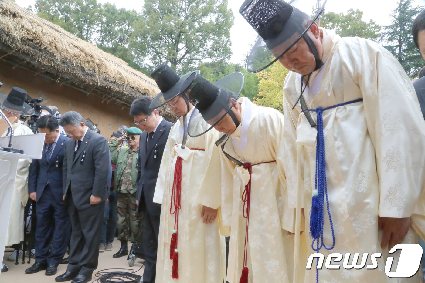 본문 이미지 - 26일 경북 구미시 상모동 박정희 전 대통령 생가에서 열린 '박정희 대통령 제39기 추도식'에서 이철우 경북지사가 초헌관으로 김태근 구미시의장이 아헌관으로 전병억 생가보존회장이 종헌관으로 나서 추모제례를 올린뒤 예를 표하고 있다.이날 진보 정당인 더불어민주당 출신 장세용 구미시장은 행사에 불참해 지금까지 구미시장이 하던 초헌관을 이철우 경북지사가 맡았다..2018.10.26/뉴스1 ⓒ News1 정우용 기자 ⓒ News1 정우용 기자
