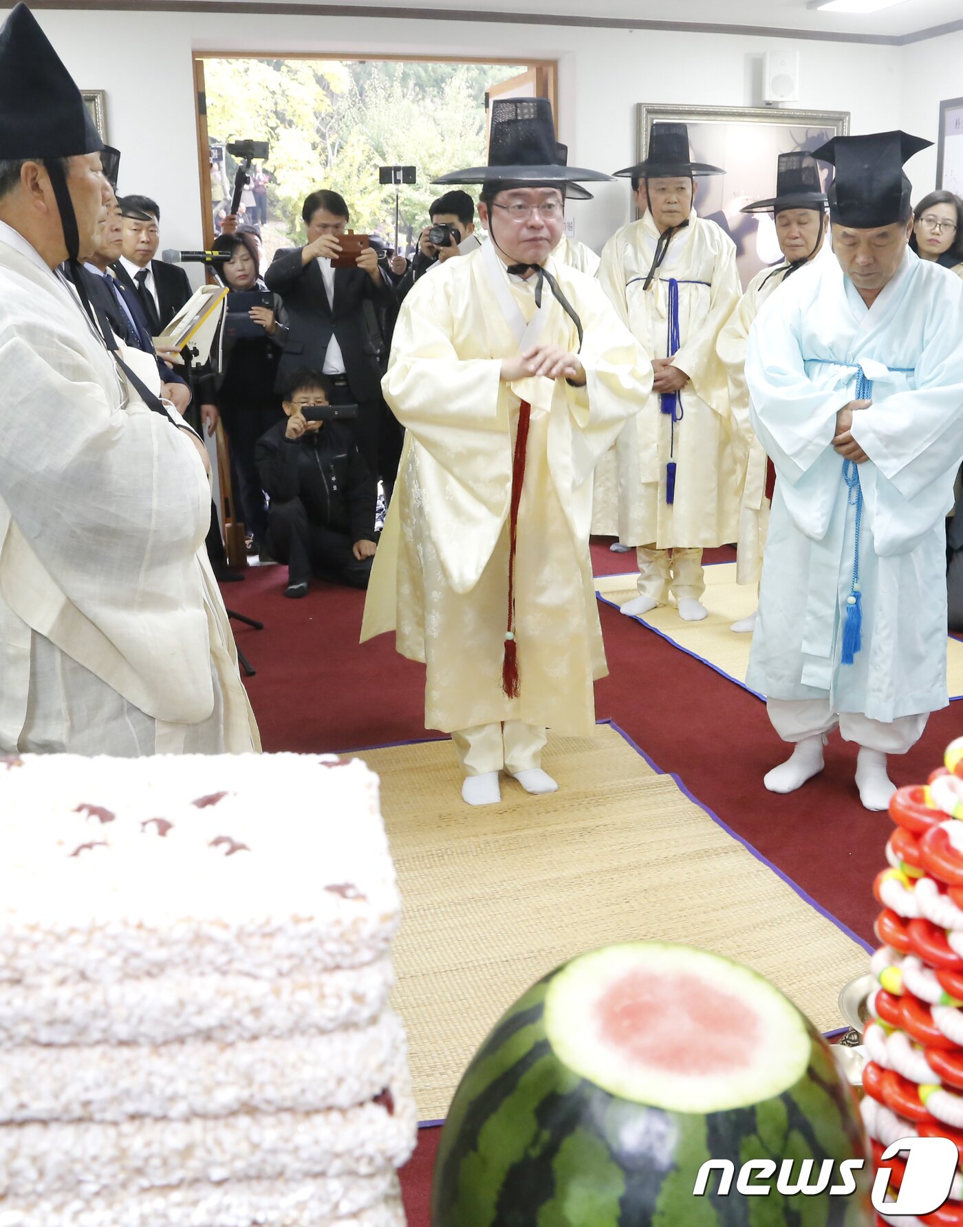 본문 이미지 - 26일 경북 구미시 상모동 박정희 전 대통령 생가에서 열린 '박정희 대통령 제39기 추도식'에서 이철우 경북지사가 초헌관으로 절을 올리고 있다. 이 지사는 "전직 대통령을 모시는데 함께 화합하는 모습을 보여줬으면 좋겠다＂ 며 ＂경북도는 우리도 한번 잘살아 보자고, 근면하고 자조하고 협동하자고 외치셨던 새마을운동을 세계 빈곤국가를 대상으로 계속 추진해 나가겠다＂고 말했다.2018.10.26/뉴스1 ⓒ News1 정우용 기자 ⓒ News1 정우용 기자