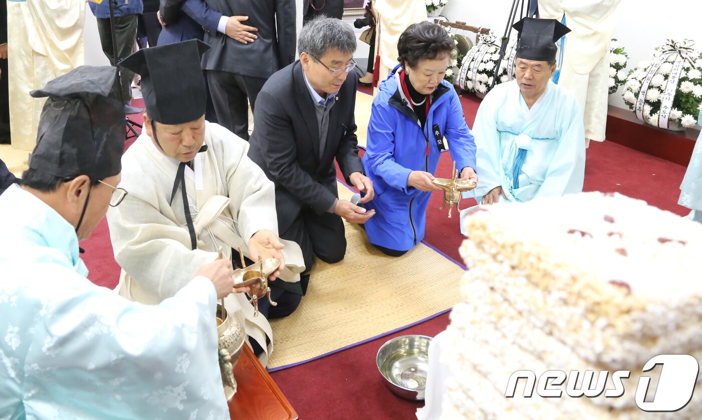 본문 이미지 - 26일 경북 구미시 상모동 박정희 전 대통령 생가에서 열린 '박정희 대통령 제39기 추도식'에서 이철우 경북지사가 초헌관으로 추모제례를 올리고 있다. 파독 광부와 간호사들이 헌작하고 있다.2018.10.26/뉴스1 ⓒ News1 정우용 기자