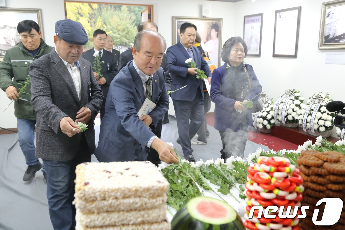 본문 이미지 - 26일 경북 구미시 상모동 박정희 전 대통령 생가에서 열린 '박정희 대통령 제39기 추도식'에 참석한 시민들이 박정희 전 대통령과 육영수 여사 영전에 흰국화꽃을 헌화하고 있다.2018.10.26/뉴스1 ⓒ News1 정우용 기자 ⓒ News1 정우용 기자