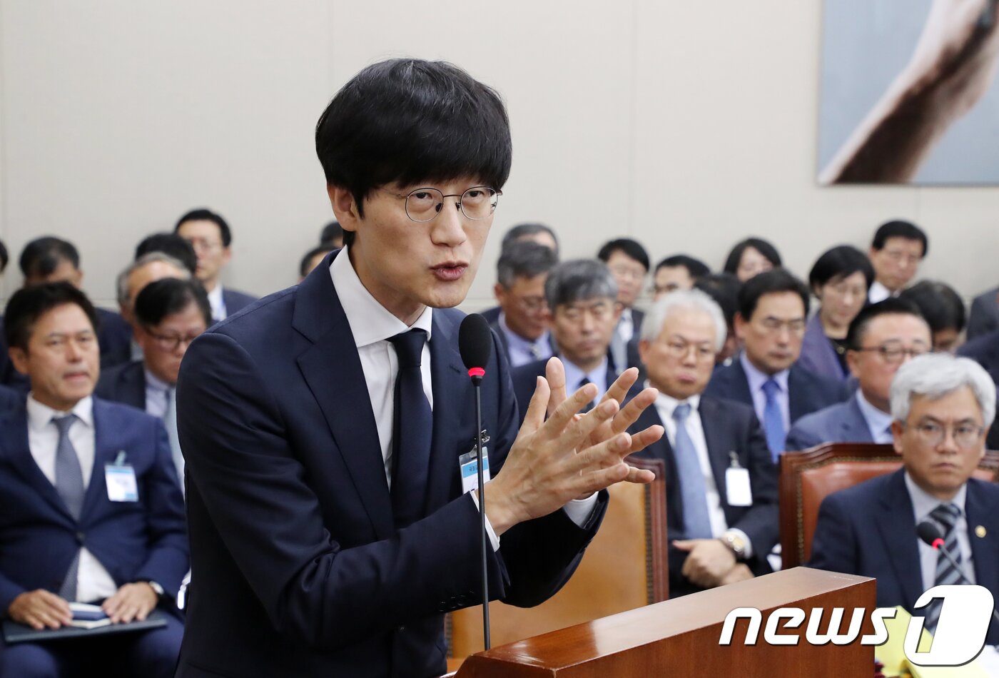 본문 이미지 - 이해진 네이버 글로벌투자책임자(GIO)가 서울 여의도 국회에서 열린 과학기술정보방송통신위원회 종합감사에 출석해 의원들의 질의에 답하고 있다. 2018.10.26/뉴스1 ⓒ News1 민경석 기자