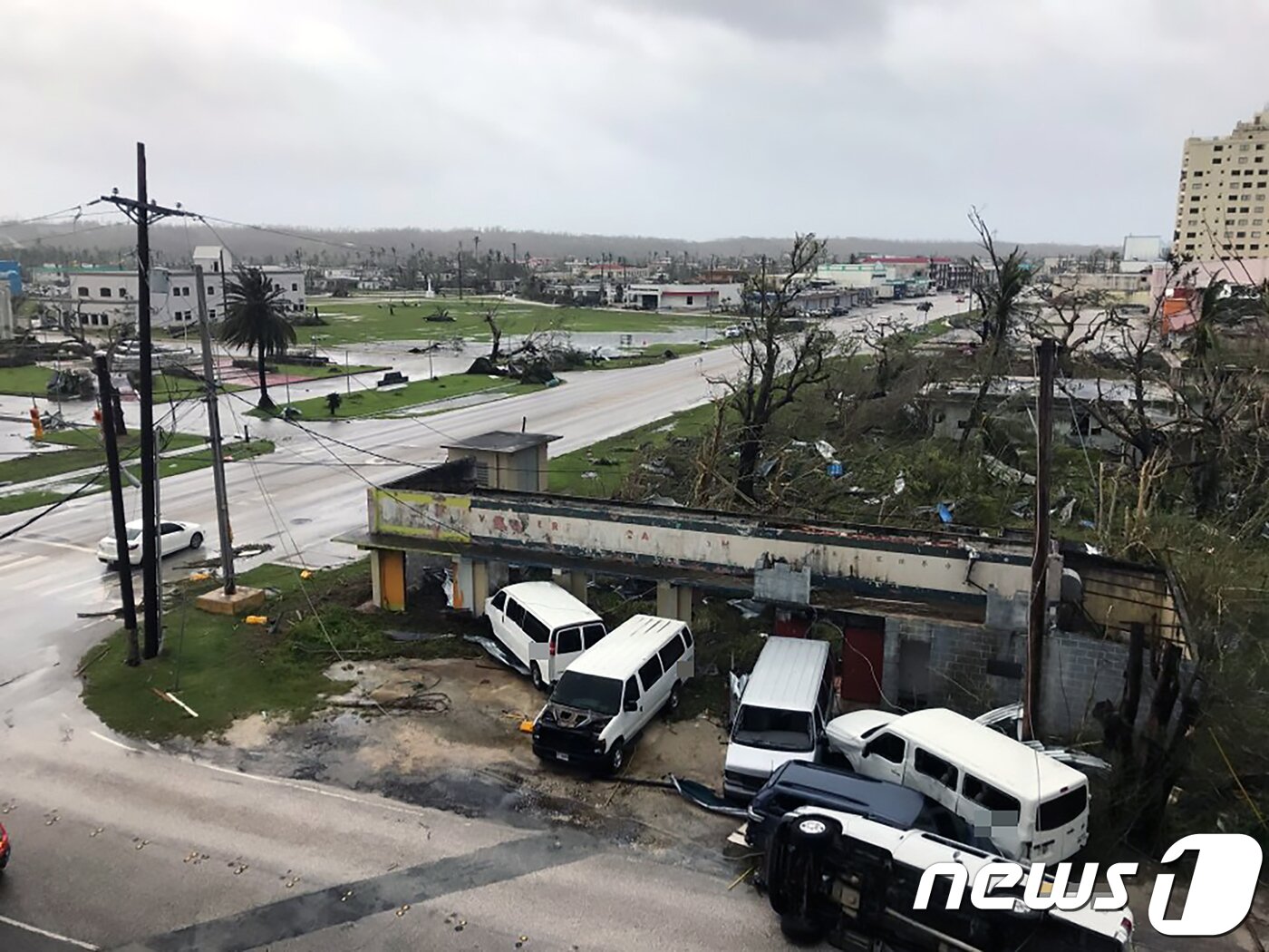 본문 이미지 - 25일(현지시간) 제26호 태풍 '위투'가 강타한 사이판 시내에 강풍에 넘어진 차량이 나뒹굴고 있다.(독자제공) ⓒ News1