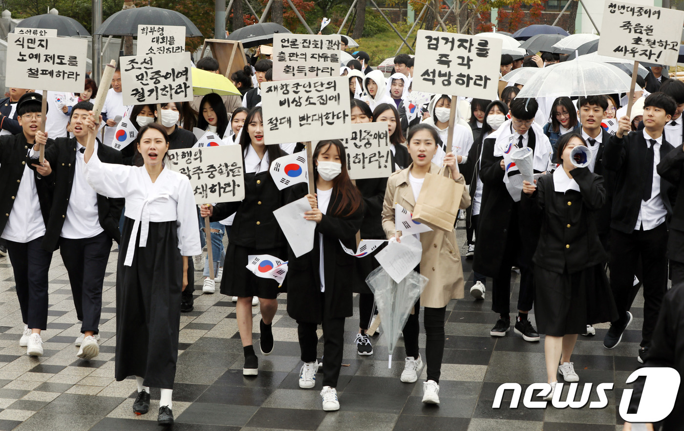 (광주=뉴스1) 남성진 기자 = 1929년 광주의 학생들이 시작해 전국적인 독립운동으로 확산된 제 89주년 광주학생독립운동 기념일을 맞아 27일 오후 광주 동구 5·18민주광장에서 …