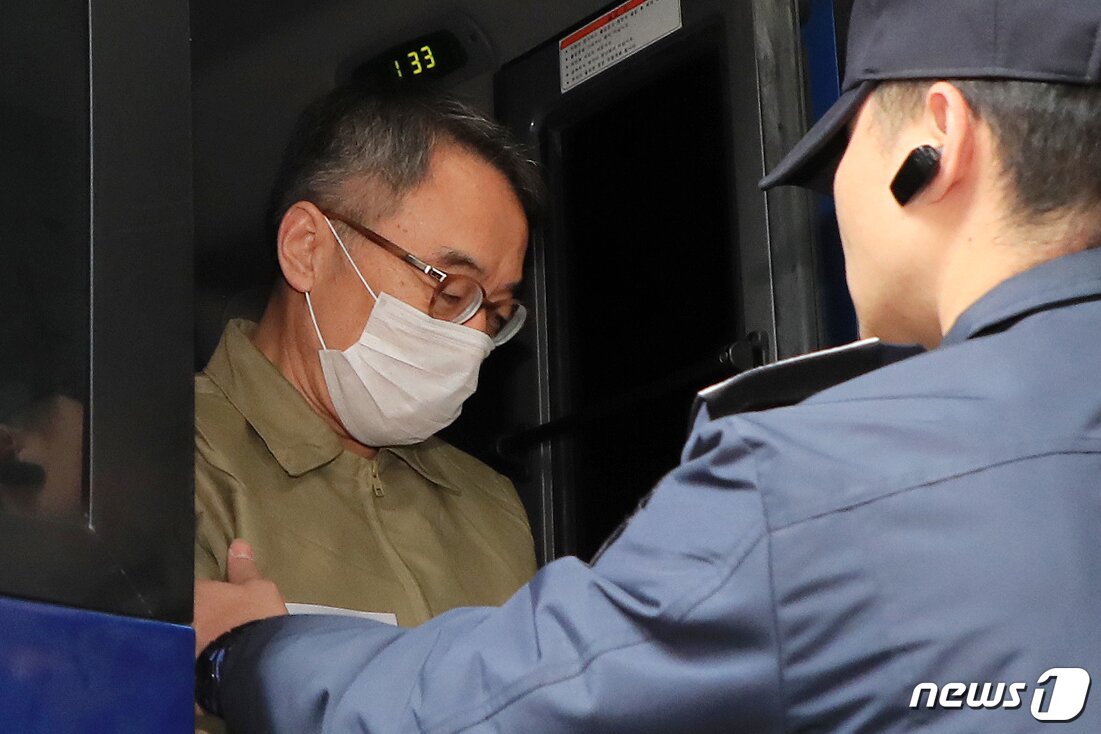 본문 이미지 - 사법행정권 남용 의혹의 핵심인물 임종헌 전 법원행정처 차장이 지난 2018년 10월 28일 오후 서울 서초구 중앙지방검찰청에 소환되고 있다.  임 전 차장은 전날 구속됐다.2018.10.28/뉴스1 ⓒ News1 안은나 기자