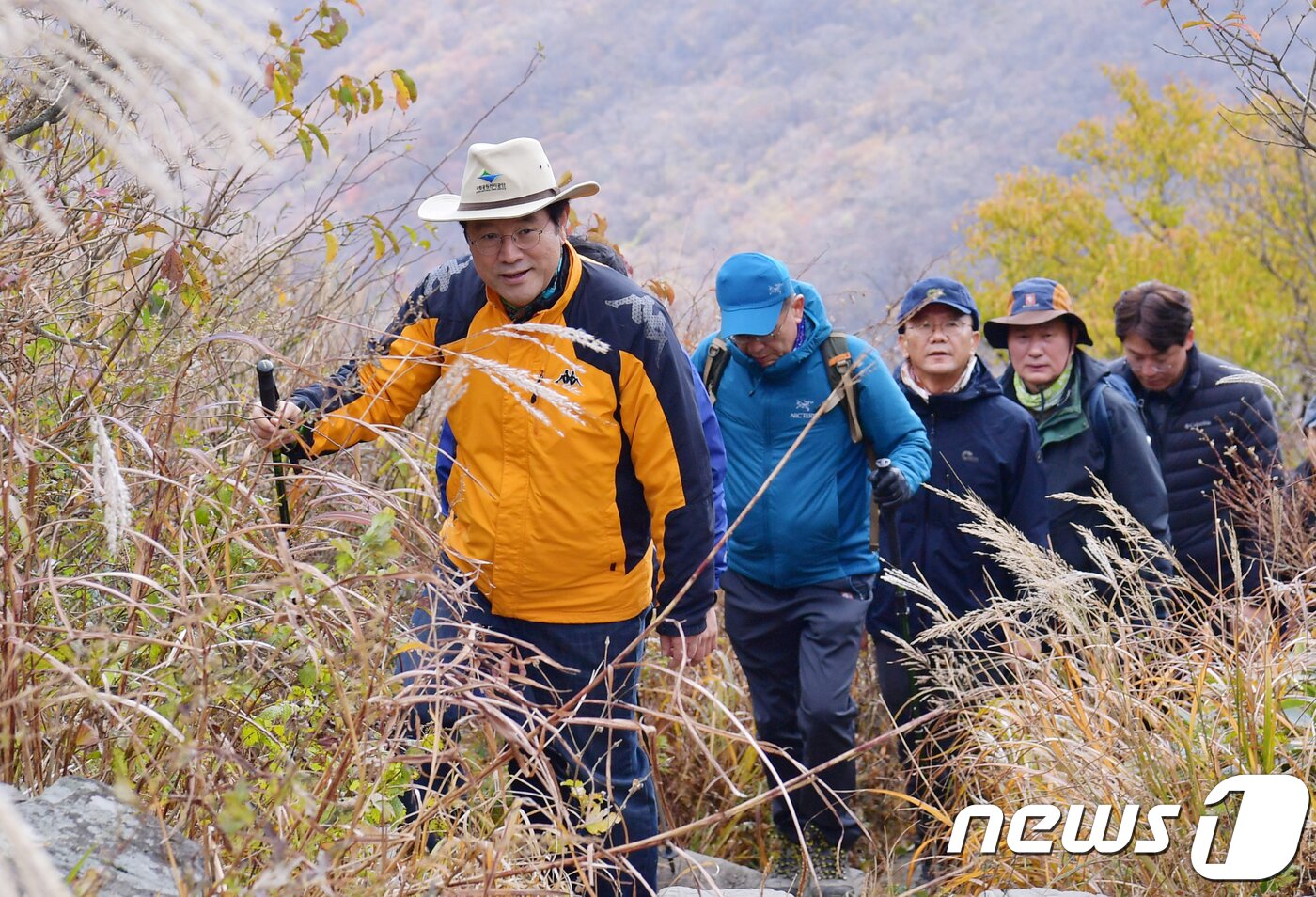 본문 이미지 - 이용섭 광주시장이 27일 오전 무등산 정상 개방 행사에 참석해 무등산 장불재에서 탐방객들과 지왕봉 정상을 향해 등반을 하고 있다.(광주시 제공)2018.10.28/뉴스1 ⓒ News1