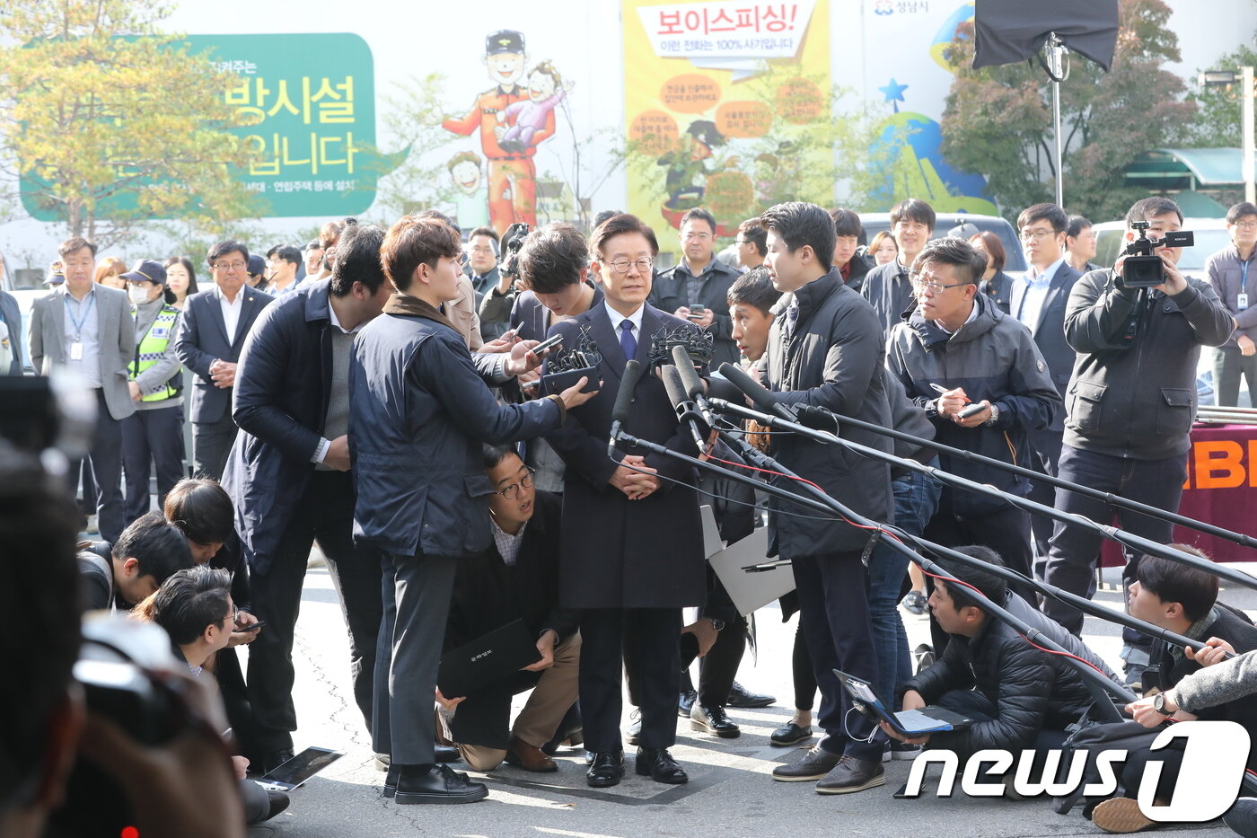 본문 이미지 - 이재명 경기도지사가 29일 오전 경기도 성남시 분당경찰서에서 피고발인 신분으로 조사를 받기 위해 들어가고 있다.ⓒ News1 DB