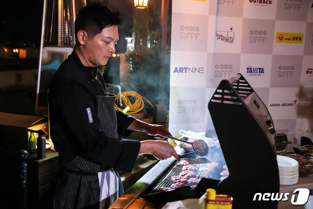 (서울=뉴스1) 전민기 기자 = 호주청정우가 공식 협찬한 제4회 서울국제음식영화제 ‘먹으면서 보는 영화관’의 26일 행사에서 배우 서태화가 호주청정우를 그릴에 굽고 있다. (호주청 …