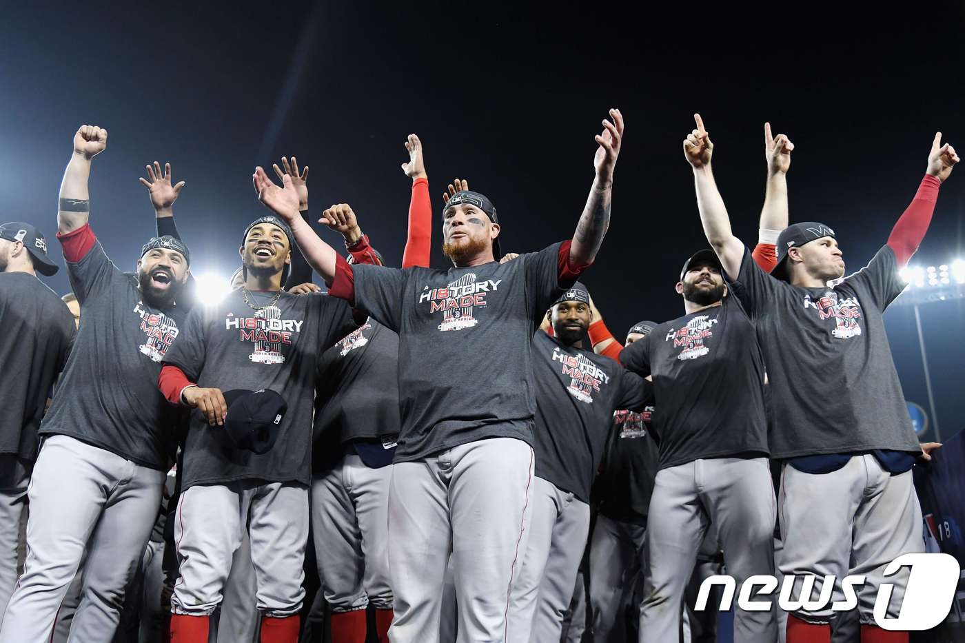 (로스앤젤레스 AFP=뉴스1) 우동명 기자 = 보스턴 레드삭스의 선수들이 29일(한국시간) 캘리포니아 주 로스앤젤레스의 다저스타디움에서 LA 다저스를 꺾고 메이저리그 월드시리즈 우 …