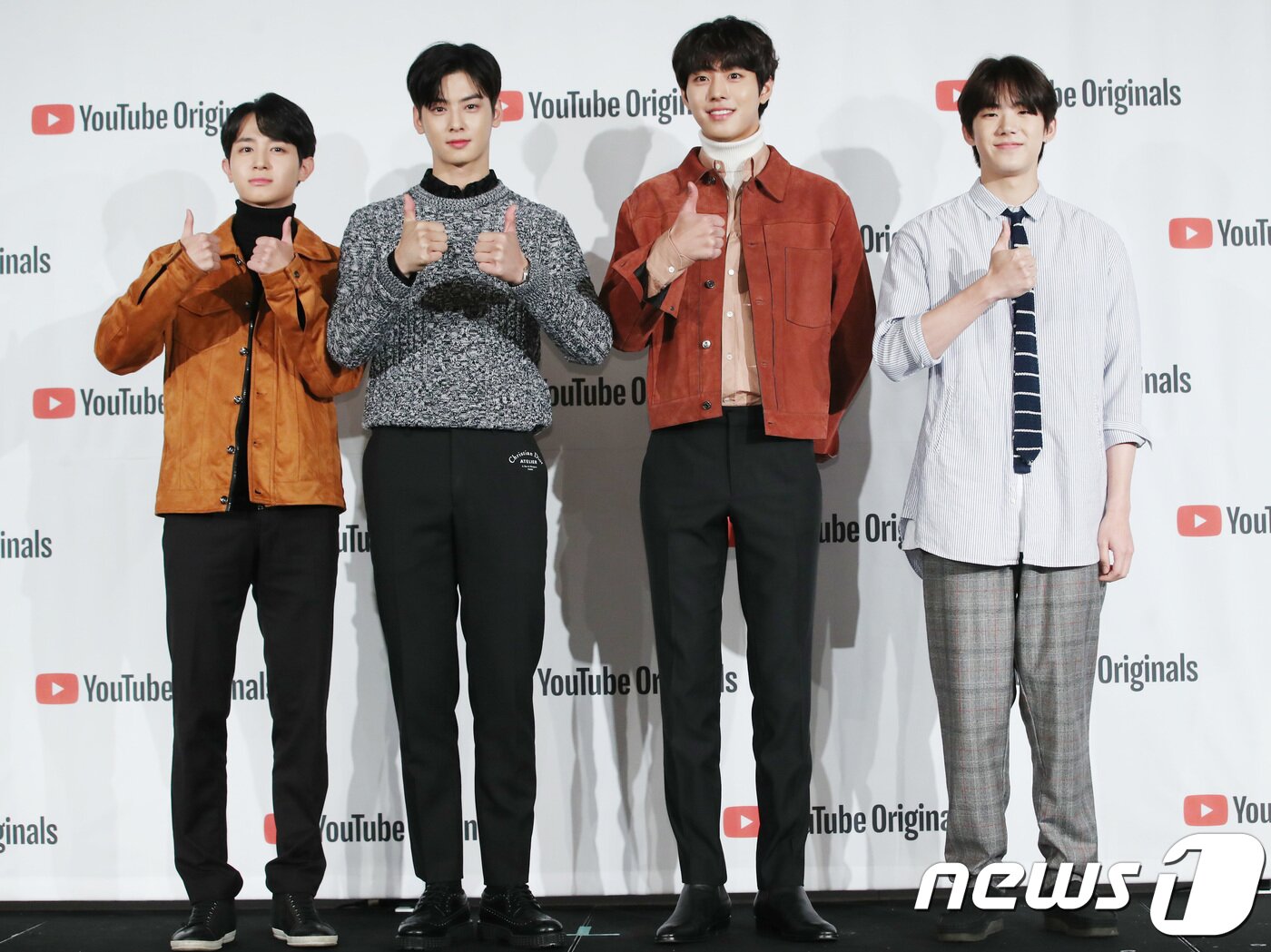 본문 이미지 - 배우 정유안(왼쪽부터), 차은우, 안효섭, 방재민이 29일 오후 서울 콘래드서울에서 열린 웹드라마 '탑매니지먼트' 제작발표회에 참석해 포즈를 취하고 있다. '탑매니지먼트' 는 운빨 제로 아이돌 그룹 소울(차은우, 정유안, 방재민 분)과 몽골에서 온 싱어송라이터 수용(안효섭 분), 연습생 출신의 열혈 매니저 은성(서은수 분)가 그리는 '차트 인' 역주행 프로젝트를 그린 드라마이다. 2018.10.29/뉴스1 ⓒ News1 권현진 기자