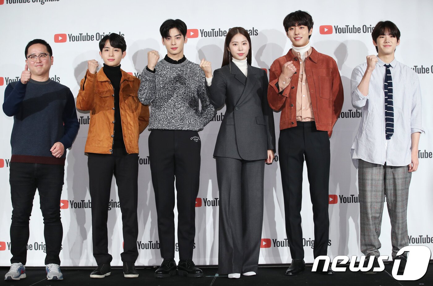 본문 이미지 - 윤성호 감독(왼쪽부터), 배우 정유안, 차은우, 서은수, 안효섭, 방재민이 29일 오후 서울 콘래드서울에서 열린 웹드라마 '탑매니지먼트' 제작발표회에 참석해 포즈를 취하고 있다. '탑매니지먼트' 는 운빨 제로 아이돌 그룹 소울(차은우, 정유안, 방재민 분)과 몽골에서 온 싱어송라이터 수용(안효섭 분), 연습생 출신의 열혈 매니저 은성(서은수 분)가 그리는 '차트 인' 역주행 프로젝트를 그린 드라마이다. 2018.10.29/뉴스1 ⓒ News1 권현진 기자