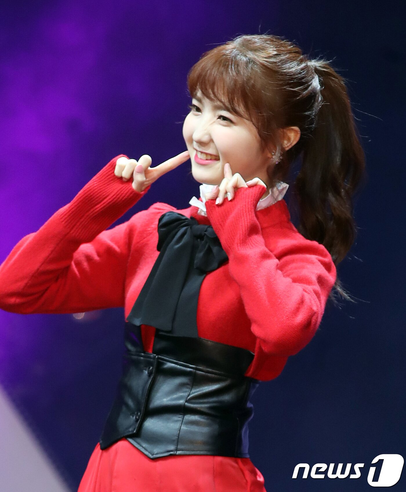 본문 이미지 - 그룹 아이즈원(IZ*ONE) 혼다히토미가 29일 오후 서울 올림픽공원에서 열린 첫 번째 미니앨범 ‘컬러라이즈(COLOR*IZ)’ 쇼케이스 기자간담회에 참석해 포즈를 취하고 있다. 아이즈원은 Mnet의 오디션 프로그램 '프로듀스48'에서 국민프로듀서의 투표로 선정된 TOP12멤버 장원영, 미야와키 사쿠라, 조유리, 최예나, 안유진, 야부키 나코, 권은비, 강혜원, 혼다 히토미, 김채원, 김민주, 이채연 등으로 구성된 걸그룹이다. 2018.10.29/뉴스1 ⓒ News1 권현진 기자