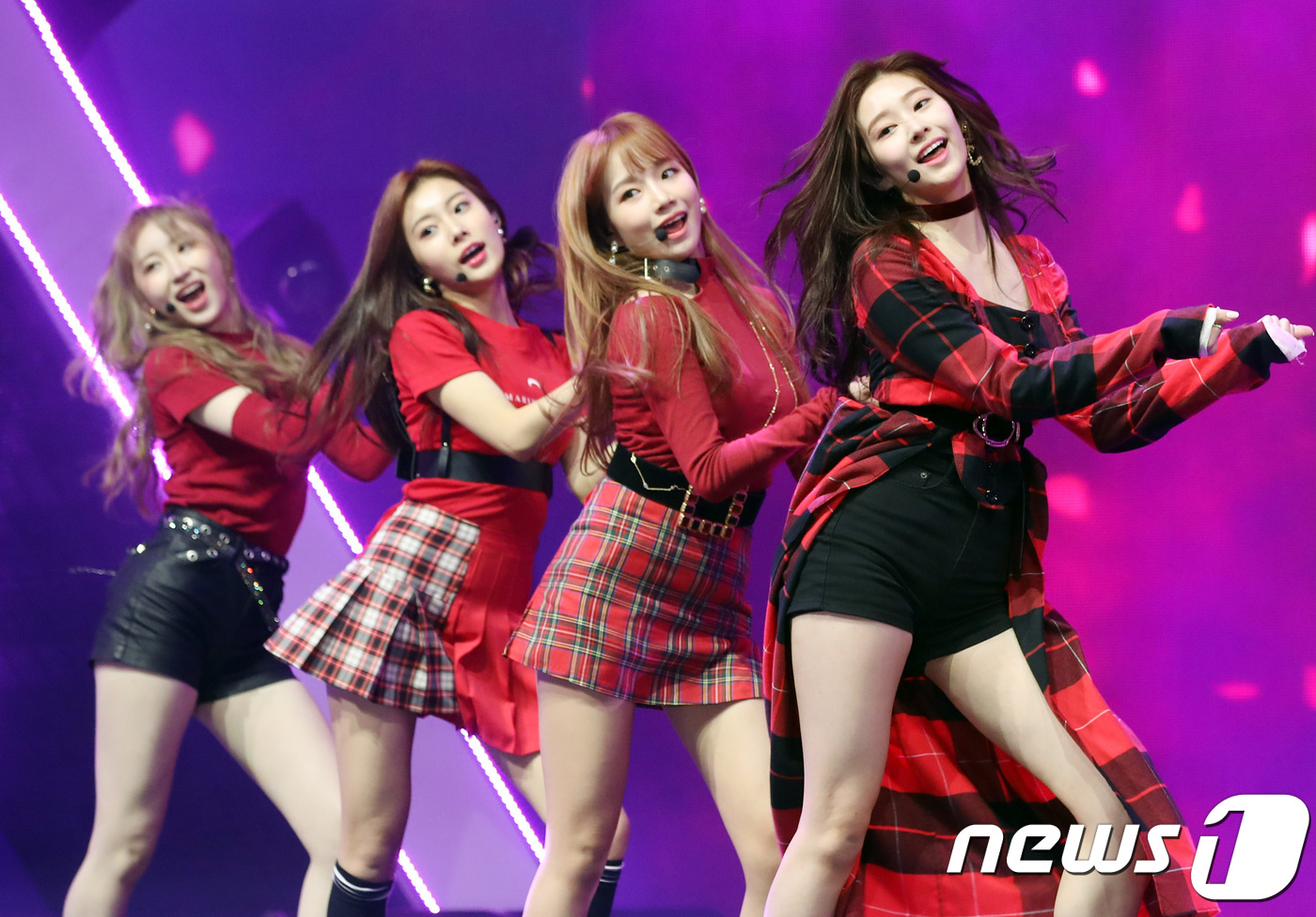 (서울=뉴스1) 권현진 기자 = 걸그룹 아이즈원(IZ*ONE) 이채연(왼쪽부터), 강혜원, 조유리, 김민주가 29일 오후 서울 올림픽공원에서 열린 첫 번째 미니앨범 ‘컬러라이즈(C …