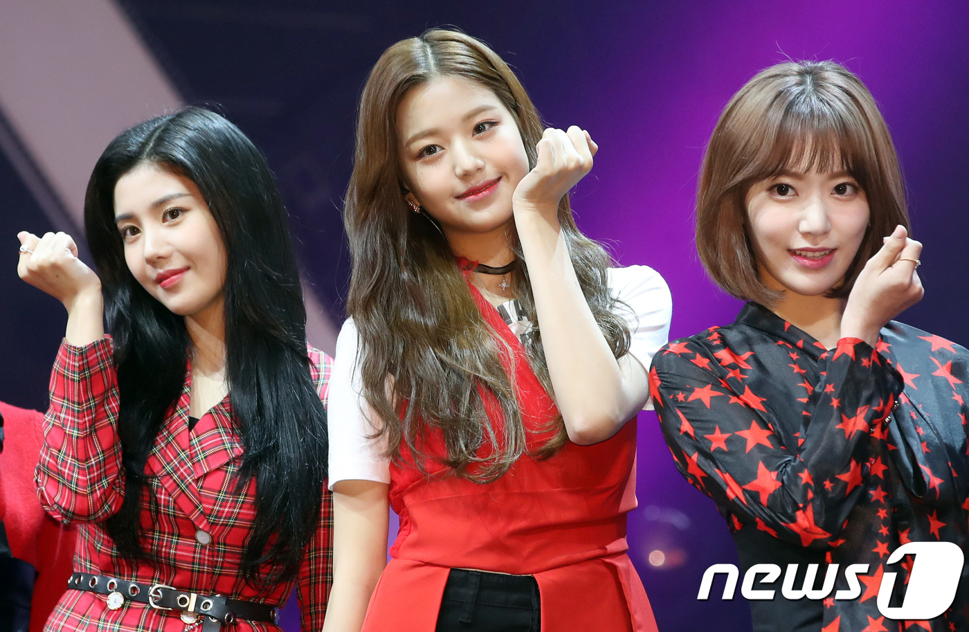 (서울=뉴스1) 권현진 기자 = 걸그룹 아이즈원(IZ*ONE) 권은비(왼쪽부터), 장원영, 미야와키 사쿠라가 29일 오후 서울 올림픽공원에서 열린 첫 번째 미니앨범 ‘컬러라이즈(C …