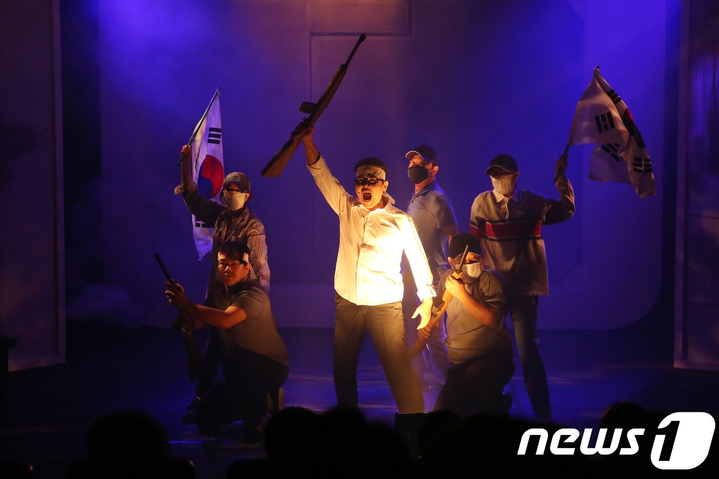 본문 이미지 - &#39;애꾸눈 광대&#39; 공연 모습. ⓒ News1DB