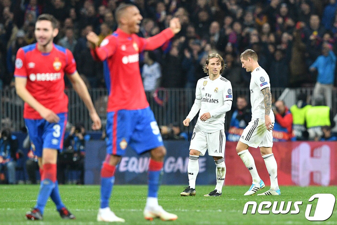 본문 이미지 - 레알 마드리드의 루카 모드리치(왼쪽)와 토니 크로스가 3일(한국시간) 러시아 모스크바의 루즈니키 스타디움에서 열린 CSKA 모스크바와의 2018-19 유럽축구연맹(UEFA) 챔피언스리그 H조 조별리그 2라운드에서 패한 뒤 아쉬워하고 있다. ⓒ AFP=News1