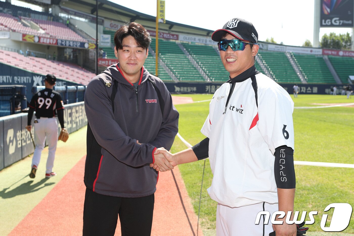 본문 이미지 - LG 트윈스의 양석환(왼쪽)과 KT 위즈의 박경수가 3일 잠실구장에서 열리는 2018 신한은행 마이카 KBO리그 KT와 LG의 시즌 16차전을 앞두고 3루 더그아웃 앞에서 악수를 나누고 있다. 이들은 전날 벌어진 거친플레이에 대해 사과했다.(LG 트윈스 제공)2018.10.3/뉴스1 ⓒ News1 맹선호 기자