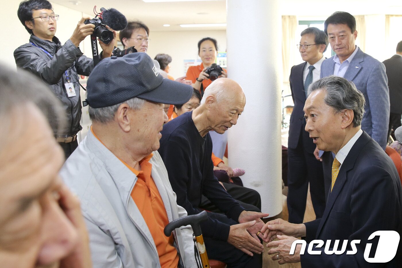 본문 이미지 - 야토하마 전 총리가 원폭피해자 복지회관 2층에서 원폭피해자 30여명을 만나 위로 하고 있다.(합천군제공)ⓒ News1