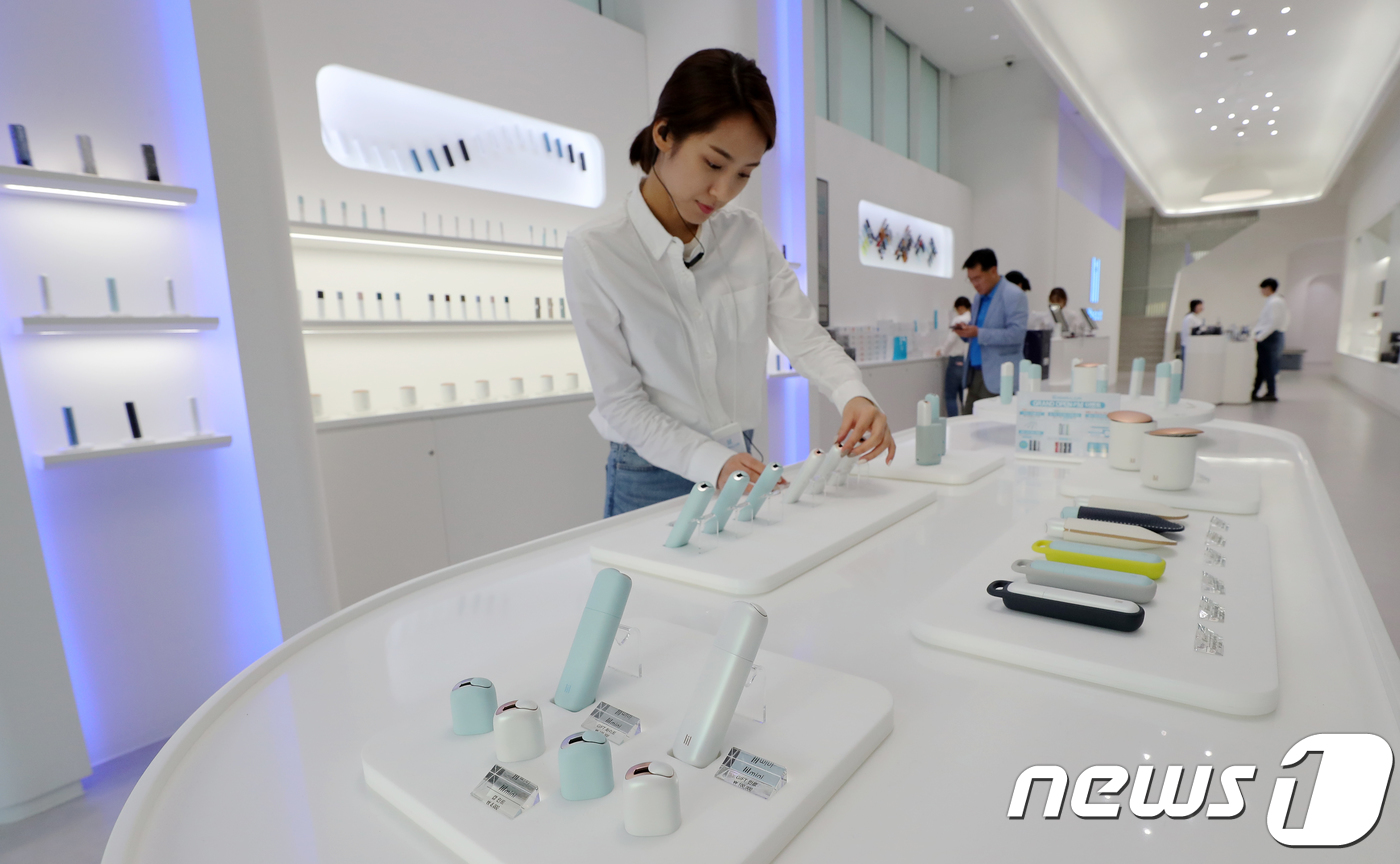 (서울=뉴스1) 구윤성 기자 = 3일 서울 서초구 강남대로에 새로 문을 연 KT&G 궐련형 전자담배 '릴(lil)' 의 전용 플래그십 스토어 '릴 미니멀리움'에서 직원들이 제품을 …