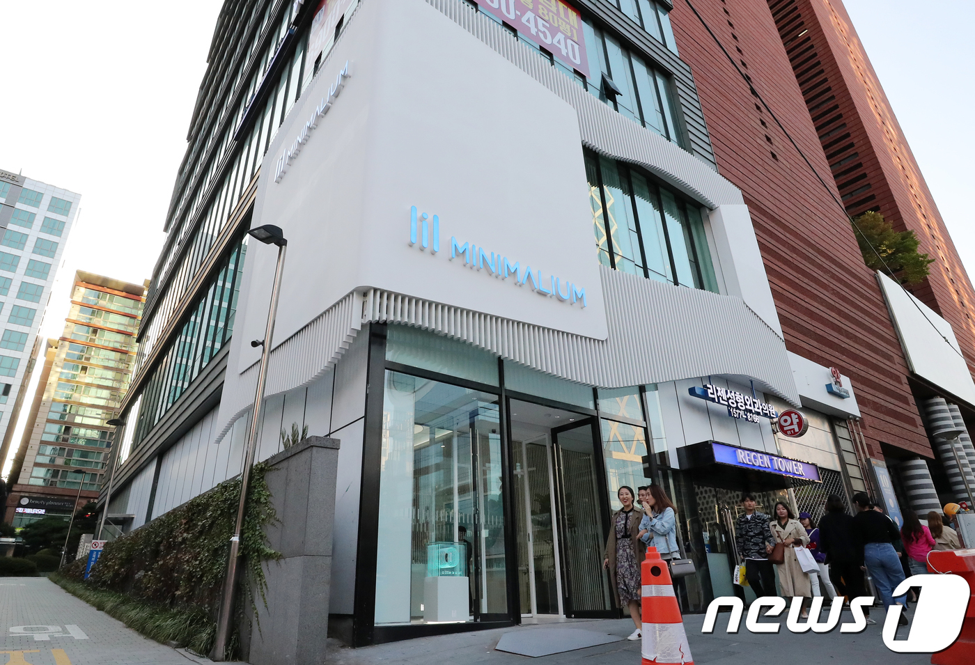 (서울=뉴스1) 구윤성 기자 = KT&G 궐련형 전자담배 '릴(lil)'의 전용 플래그십 스토어 '릴 미니멀리움'이 3일 서울 서초구 강남대로에 새로 문을 열었다.릴 미니멀리움의 …