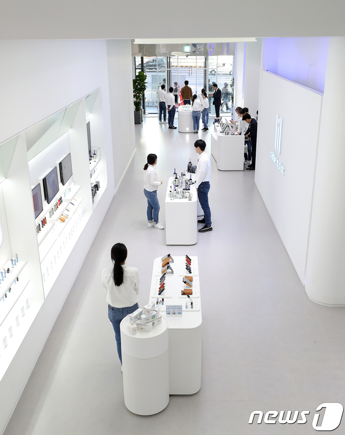 (서울=뉴스1) 구윤성 기자 = 3일 서울 서초구 강남대로에 새로 문을 연 KT&G 궐련형 전자담배 '릴(lil)' 의 전용 플래그십 스토어 '릴 미니멀리움'에서 직원들이 제품을 …