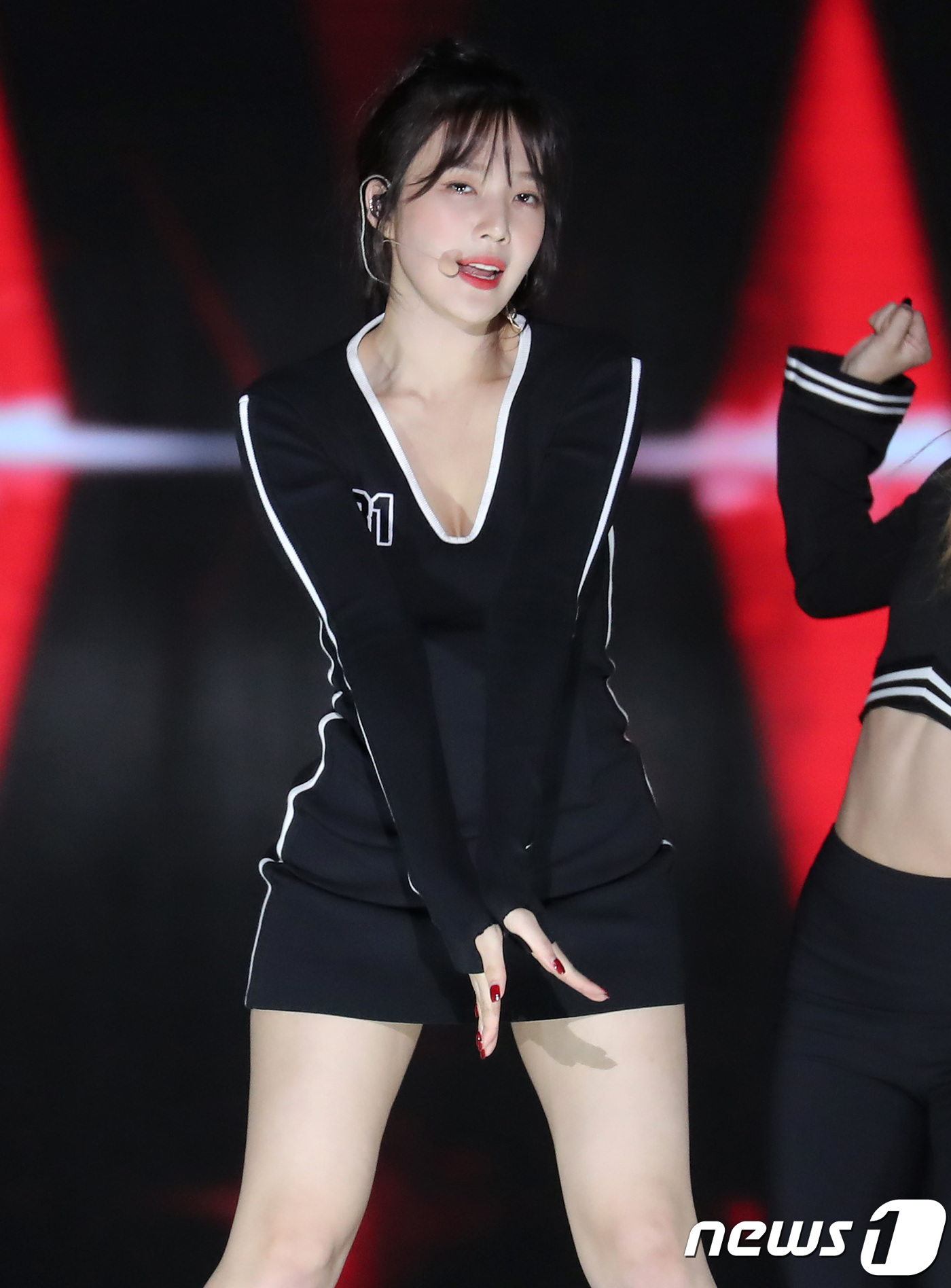 (부산=뉴스1) 권현진 기자 = 레드벨벳 조이가 3일 오후 부산 아시아드 주경기장에서 열린 ‘2018 아시아송페스티벌’(아송페)에 출연해 화려한 공연을 선보이고 있다. 2018.1 …