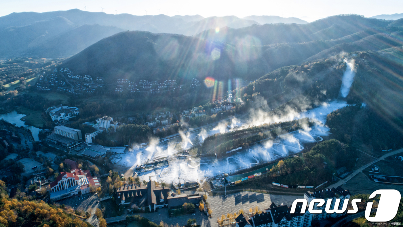 (평창=뉴스1) 서근영 기자 = 대관령의 아침 최저기온이 영하 4.5도를 기록하는 등 올가을 들어 가장 추웠던 30일 평창 용평리조트 스키장에서 첫 제설작업이 진행 중이다. (용평 …