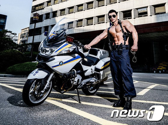 (부천=뉴스1) 정진욱 기자 = 경기부천오정경찰서 소속 박성용 경사가 화보촬영을 하고 있다. 전국 몸짱 경찰 20명은 2019년 단력 제작을 위해 30일 부천 오정경찰서에서 화보를 …