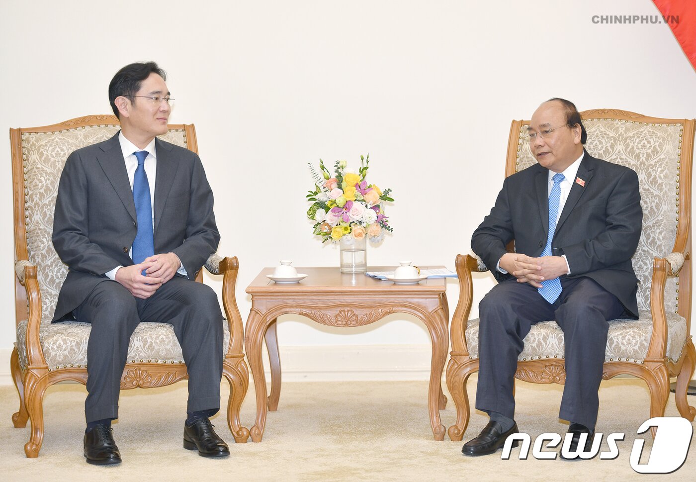 본문 이미지 - 이재용 삼성전자 부회장이 2018년 10월 30일(현지시간) 베트남 하노이에서 응우옌 쑤언 푹(Nguyen Xuan Phuc) 총리와 면담하고 있다.(베트남 총리실 제공)/뉴스1 ⓒ News1 