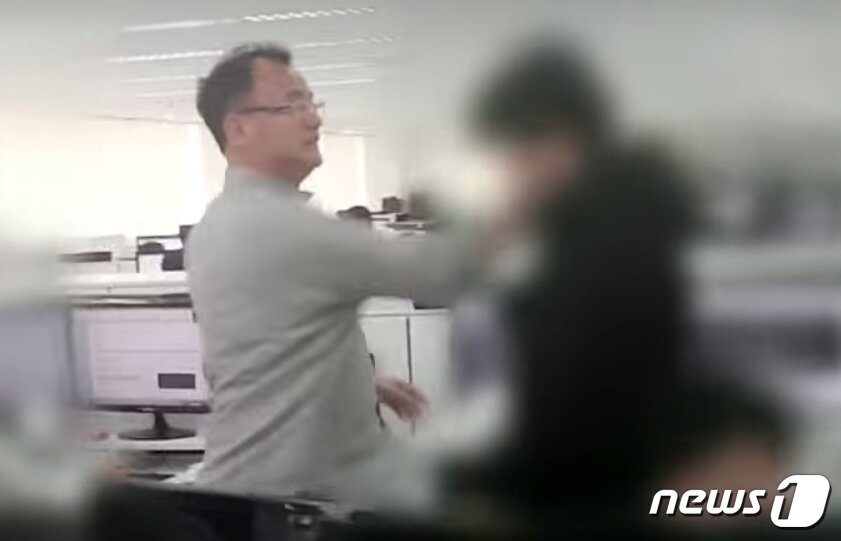 본문 이미지 - 양진호 한국미래기술 회장이 웹하드 업체 '위디스크'의 전 직원을 폭행하는 영상. ⓒ News1 신웅수 기자