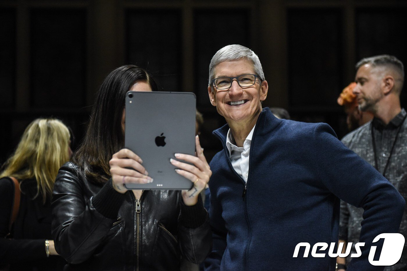 본문 이미지 - 팀 쿡 애플 CEO (오른쪽) ⓒ AFP=뉴스1