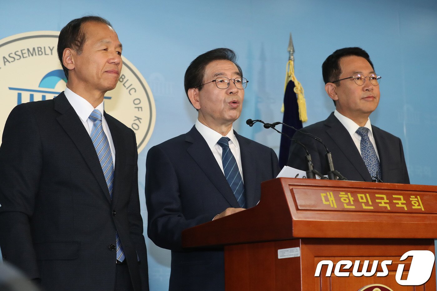 본문 이미지 - 박원순 서울특별시장(가운데)이 31일 오전 서울 여의도 국회 정론관에서 '판문점선엄 국회 비준동의 촉구 기자회견'에서 발언을 하고 있다. 왼쪽부터 최문순 강원도지사, 박 서울시장, 박남춘 인천광역시장.  ⓒ News1 임세영 기자