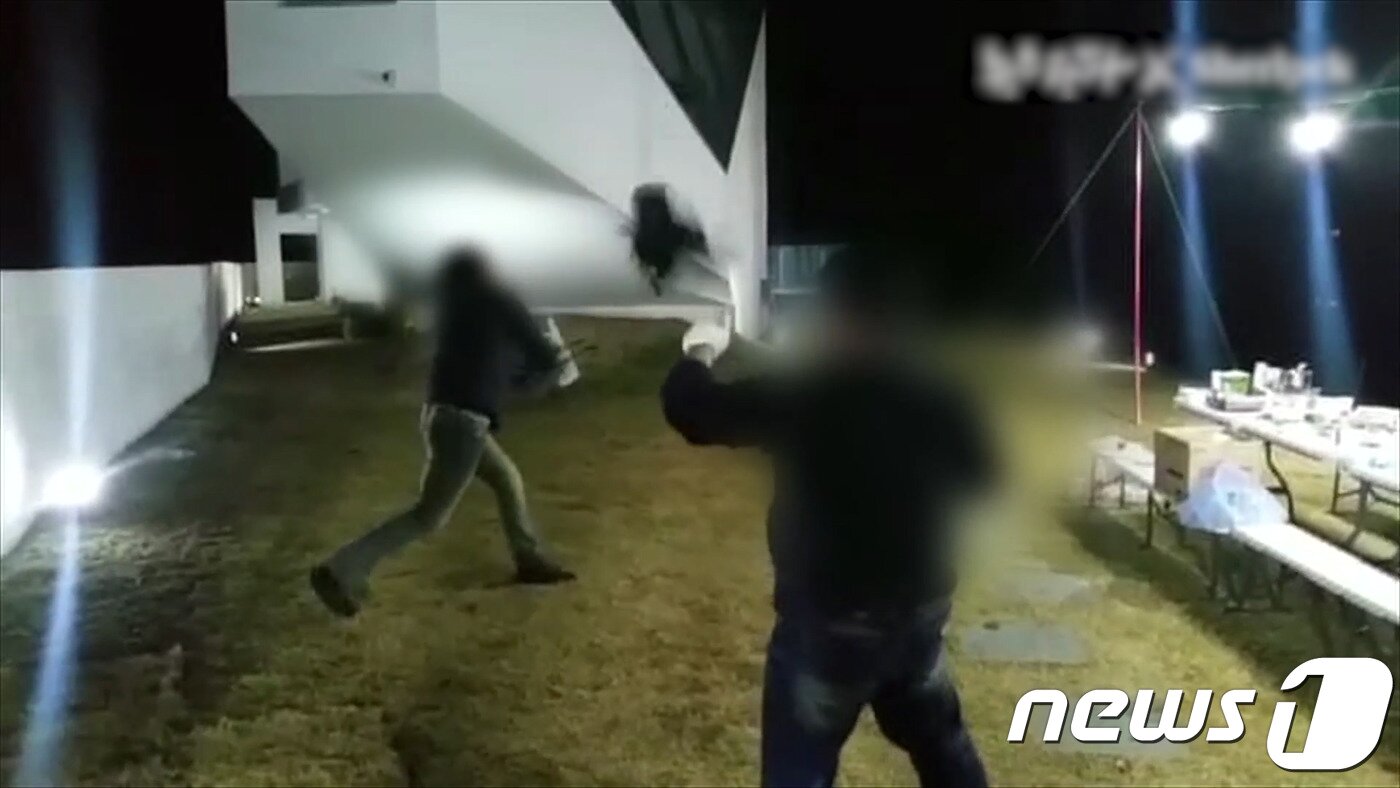 본문 이미지 - 양진호 한국미래기술 회장이 직원들에게 살아있는 닭을 활로 쏘고 칼로 베라고 강요하는 영상이 31일 공개돼 파문이 일고 있다.(뉴스타파 제공)ⓒ News1