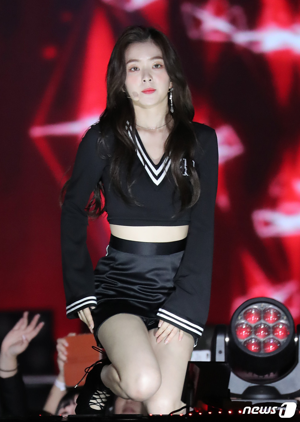 (부산=뉴스1) 권현진 기자 = 레드벨벳 아이린이 3일 오후 부산 아시아드 주경기장에서 열린 ‘2018 아시아송페스티벌’(아송페)에 출연해  치마 매무새를 고치고 있다. 2018. …