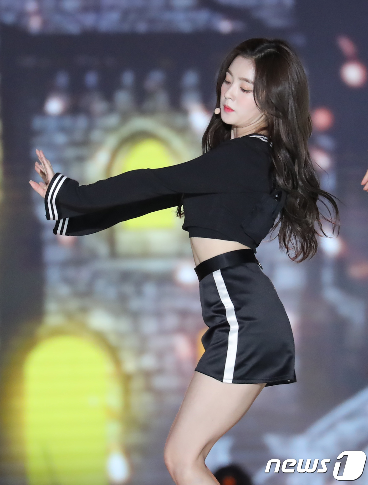 (부산=뉴스1) 권현진 기자 = 레드벨벳 아이린이 3일 오후 부산 아시아드 주경기장에서 열린 ‘2018 아시아송페스티벌’(아송페)에 출연해 화려한 공연을 선보이고 있다. 2018. …