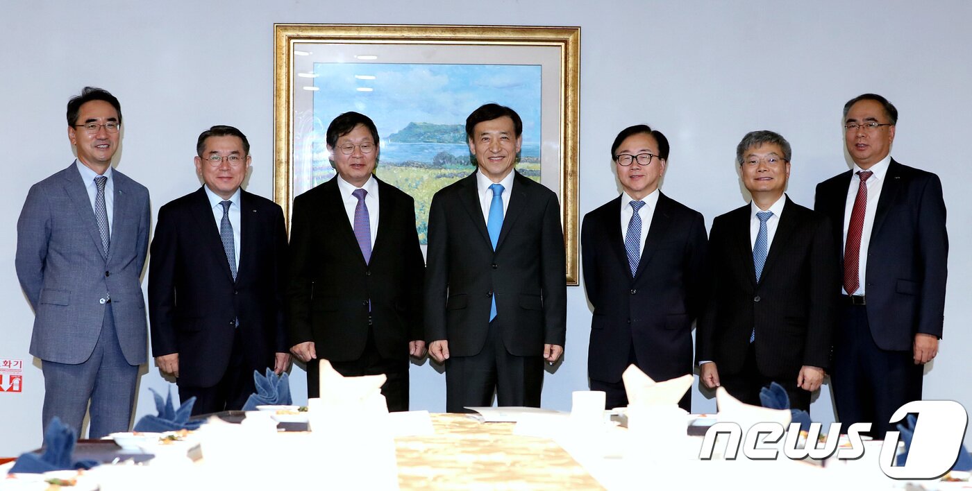 본문 이미지 - 이주열 한국은행 총재가 4일 오전 서울 중구 태평로 한국은행에서 열린 경제동향간담회에서 참석자들과 기념촬영을 하고 있다. 2018.10.4/뉴스1 ⓒ News1 박정호 기자