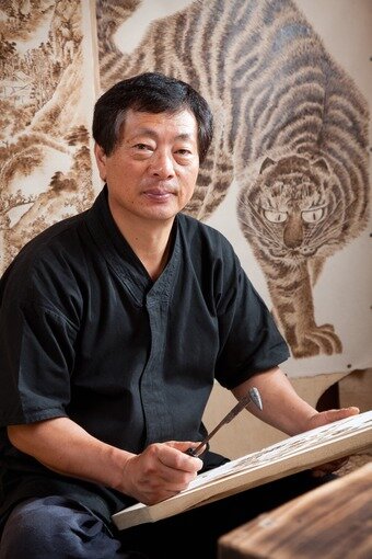 본문 이미지 - 충청북도 무형문화재 제22호 '낙화장’' 김영조씨.(문화재청 제공)