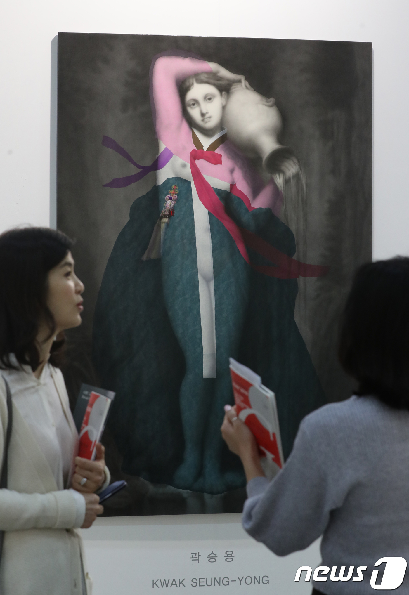 (서울=뉴스1) 송원영 기자 = 4일 서울 강남구 코엑스에서 열린 2018 한국국제아트페어(KIAF)에서 참석자들이 작품을 감상하고 있다. 4일부터 7일까지 열리는 이번 전시회에는 …