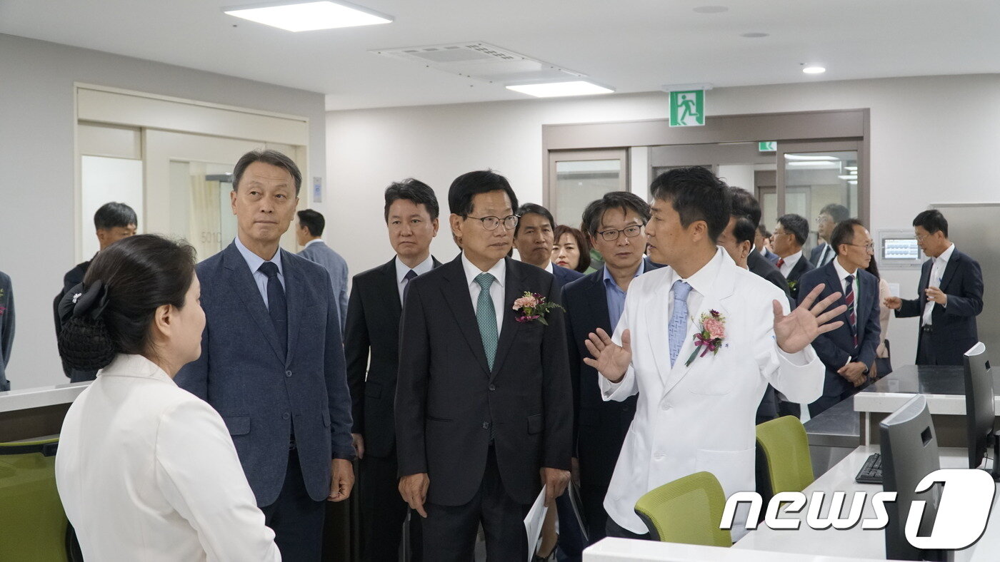 본문 이미지 - 4일  오전 청주 오송 베스티안 메디클러스터 준공식에 참석한 인사들이 병원을 둘러보고 있다.(베스티안 재단 제공) .ⓒ News1
