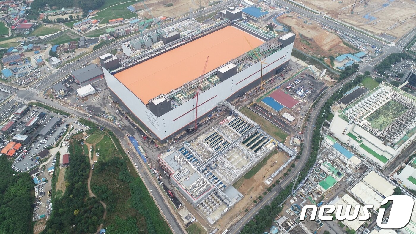 본문 이미지 - SK하이닉스가 지난해 4월 착공해 10월 준공식을 마친 충북 청주사업장의 M15 공장 전경.SK하이닉스 제공) ⓒ News1