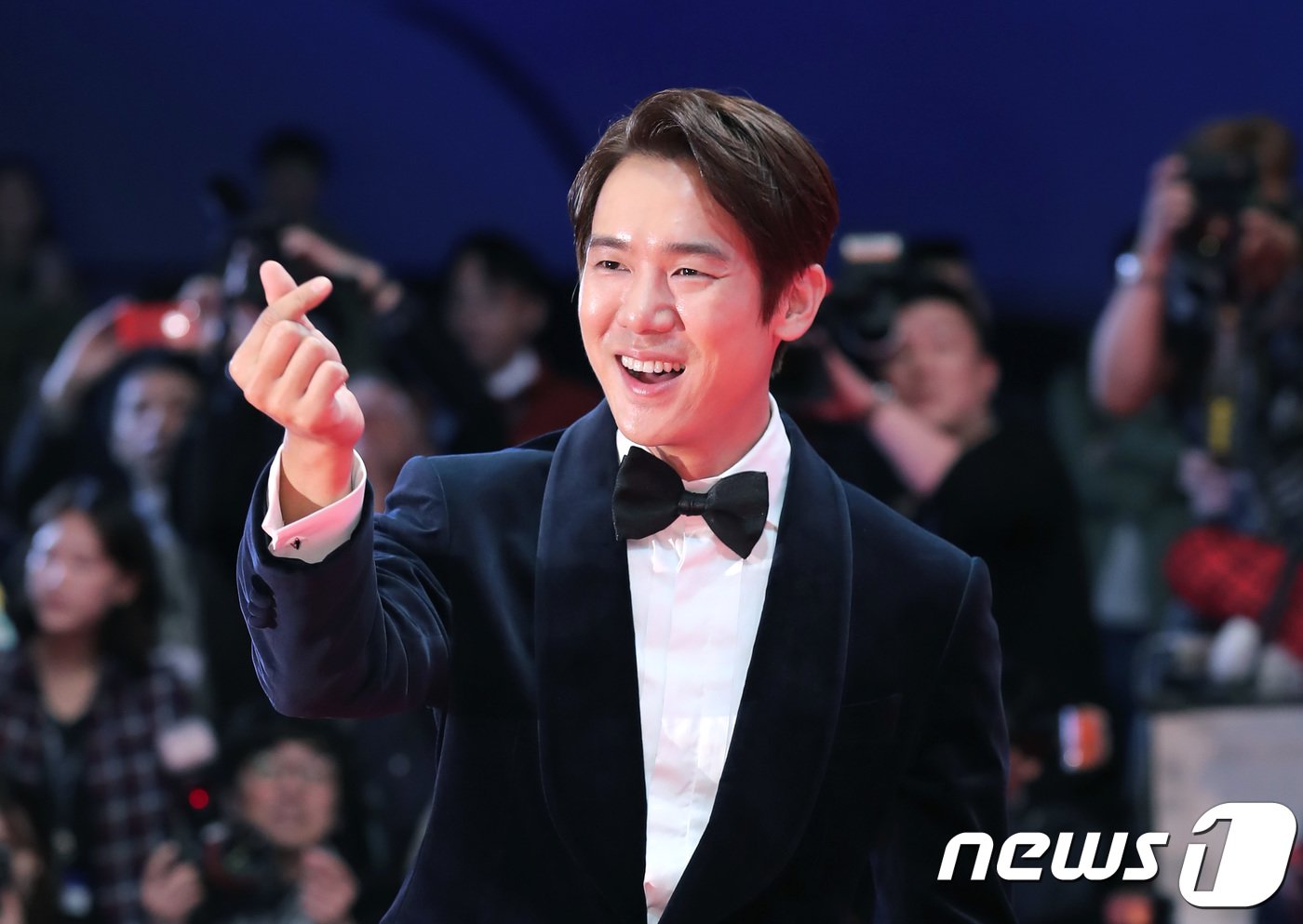 본문 이미지 - 배우 유연석이 4일 오후 부산 해운대구 영화의 전당에서 열린 제23회 부산국제영화제&#40;BIFF&#41; 개막식에 참석해 레드카펫을 밟으며 하트를 그리고 있다. 2018.10.4/뉴스1 ⓒ News1 권현진 기자