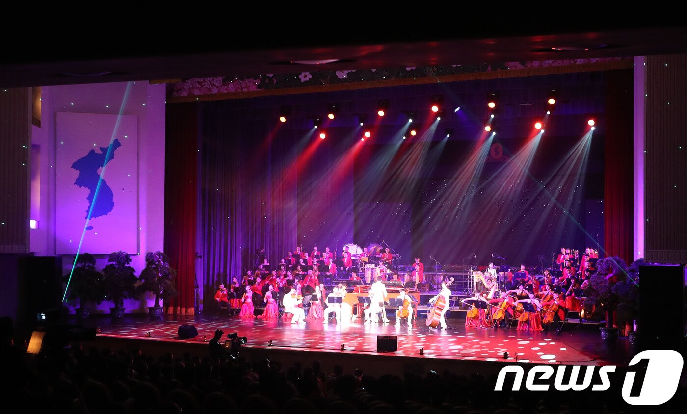 본문 이미지 - 4일 오후 북한 평양대극장에서 10.4선언 11주년 기념 민족통일대회 환영공연이 열리고 있다. 2018.10.4/뉴스1 ⓒ News1 사진공동취재단