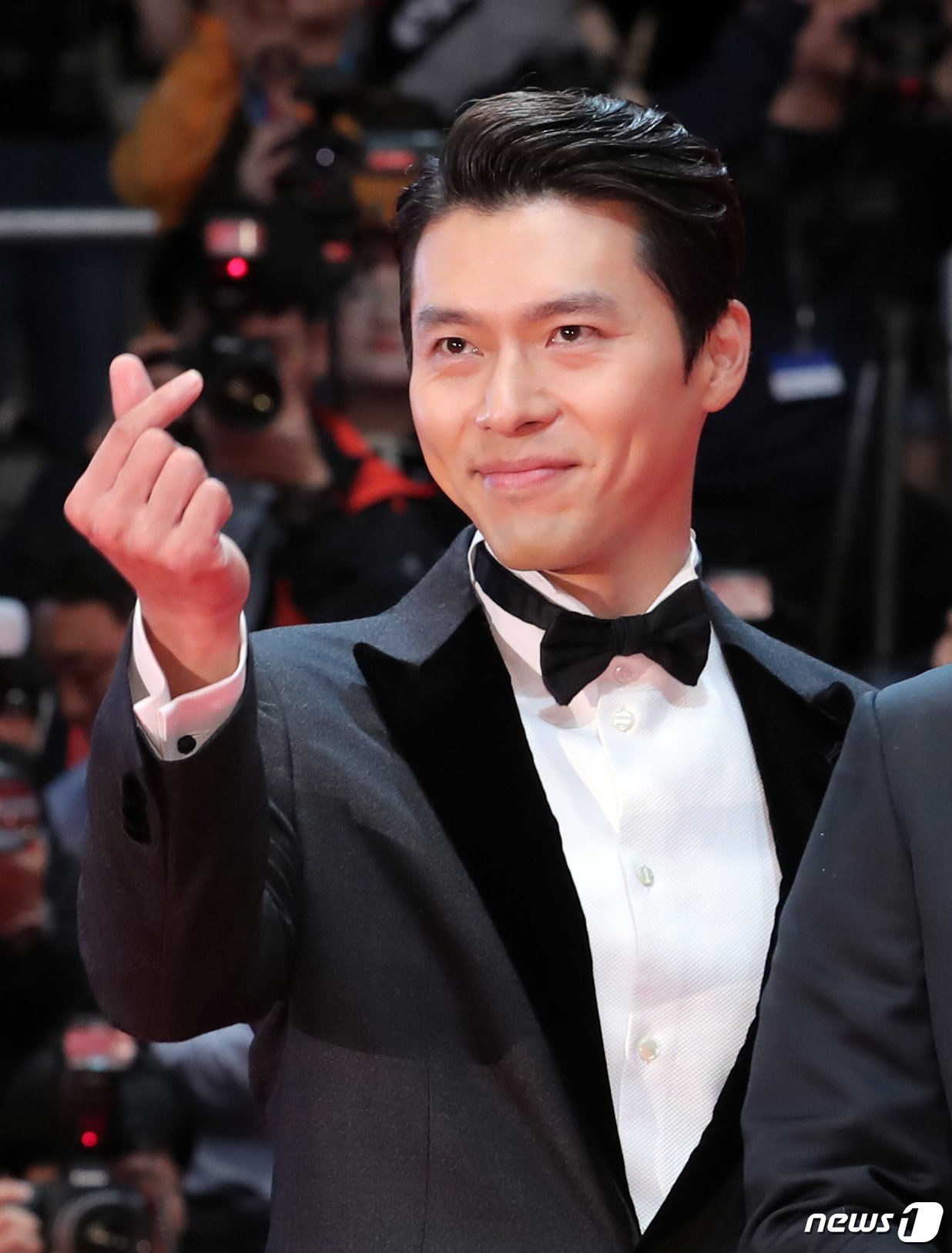 본문 이미지 - 배우 현빈이 4일 오후 부산 해운대구 영화의 전당에서 열린 제23회 부산국제영화제&#40;BIFF&#41; 개막식에 참석해 레드카펫을 밟고 있다. 2018.10.4/뉴스1 ⓒ News1 권현진 기자