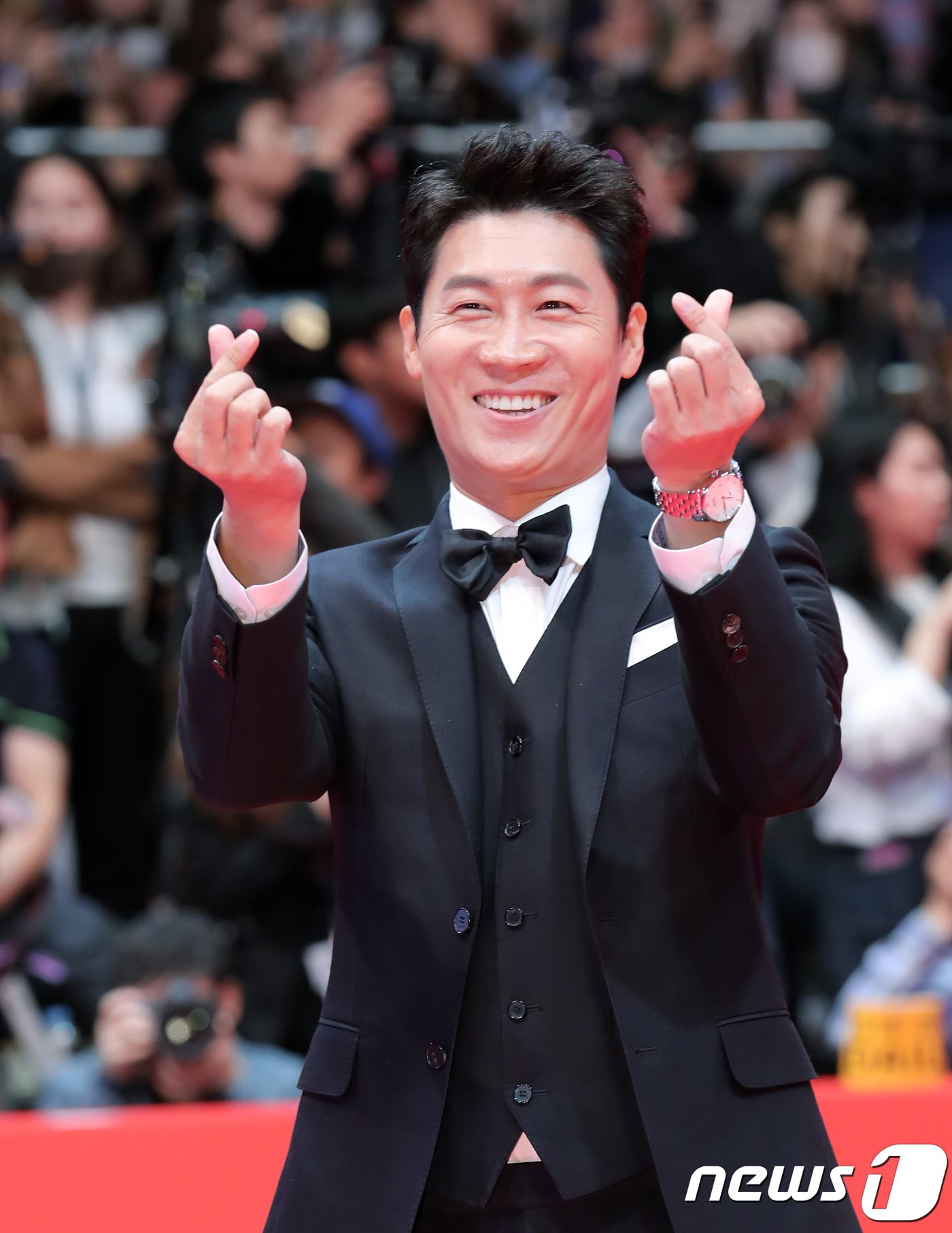 본문 이미지 - 배우 진선규가 4일 오후 부산 해운대구 영화의 전당에서 열린 제23회 부산국제영화제&#40;BIFF&#41; 개막식에 참석해 레드카펫을 밟고 있다. 2018.10.4/뉴스1 ⓒ News1 권현진 기자