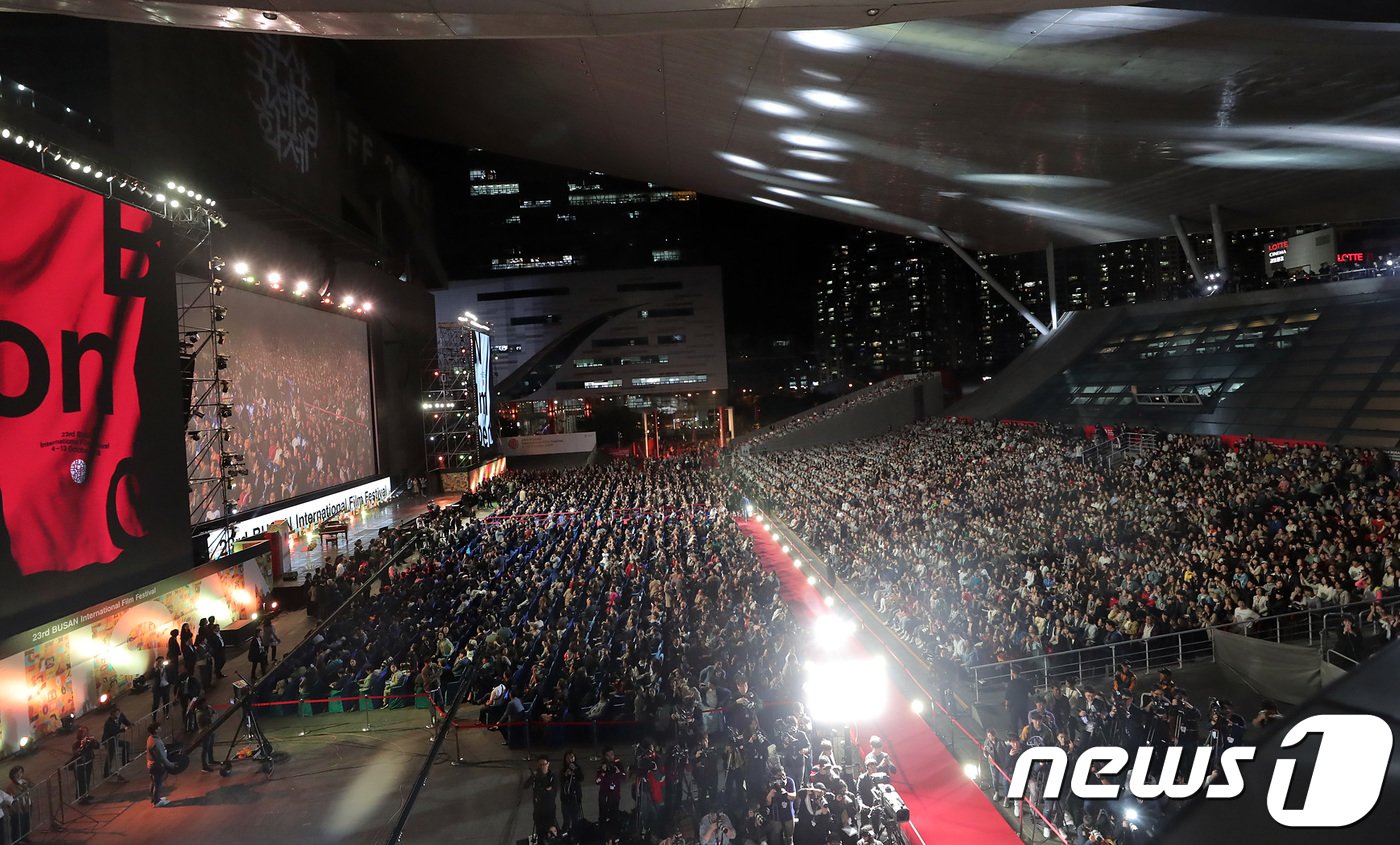 본문 이미지 - 4일 오후 부산 해운대구 영화의 전당에서 열린 제23회 부산국제영화제&#40;BIFF&#41; 개막식이 화려하게 열리고 있다. 2018.10.4/뉴스1 ⓒ News1 권현진 기자